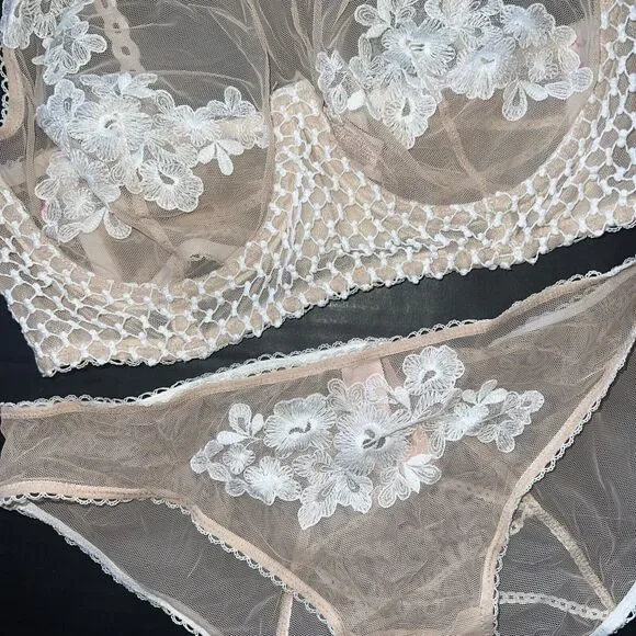 Victoria's Secret HIGH-NECK 34D BRA SET+M panty BEIGE white embroidered APPLIQUE